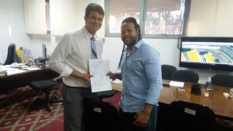 Thiago dos Anjos recebe das mãos do administrador regional, André Brandão, licença de funcionamento para sua academia